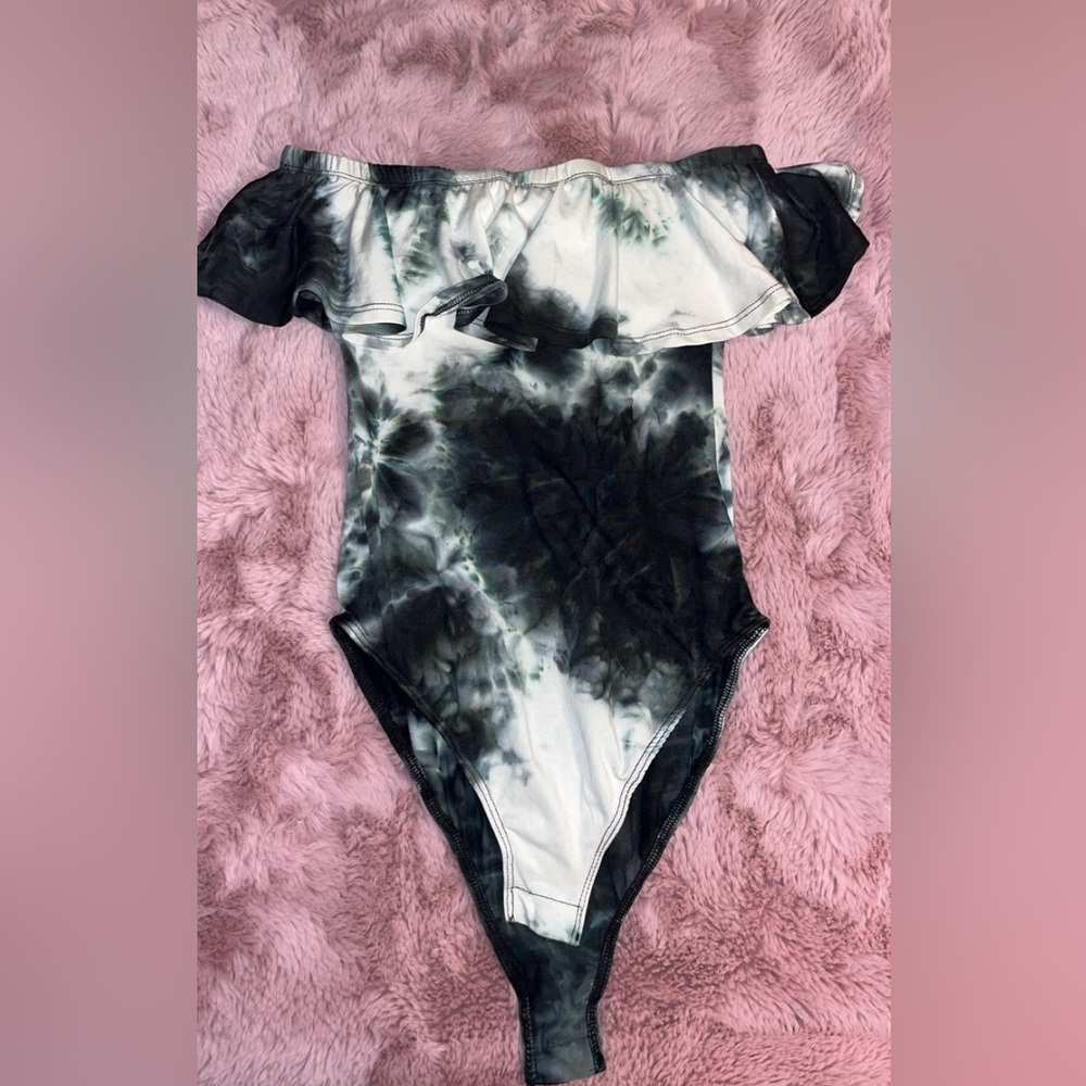 Strapless tie-dye bodysuit.